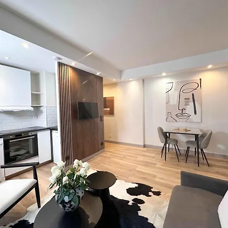 公寓 Champs-elysees - Prestige With Lift Avenue Matignon 巴黎