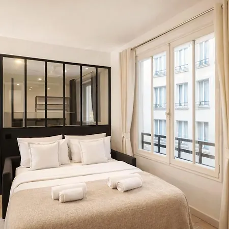 Champs-elysées Renovated Flat With Elevator Access