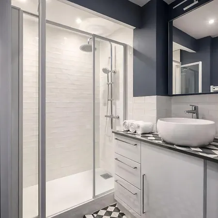 Champs-elysées Renovated Flat With Elevator Access *
